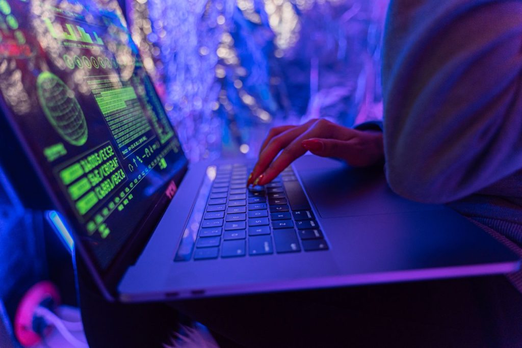 Mãos usando um computador com símbolos de segurança digital