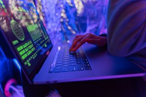 Mãos usando um computador com símbolos de segurança digital