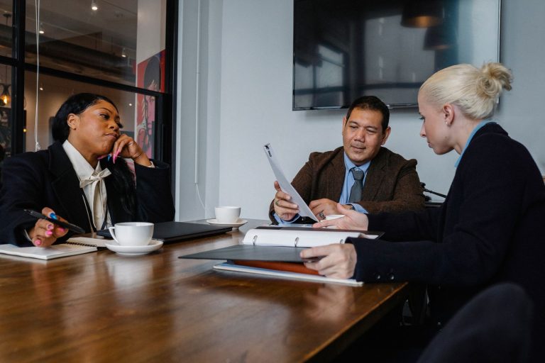 Colegas conversando em uma mesa de trabalho