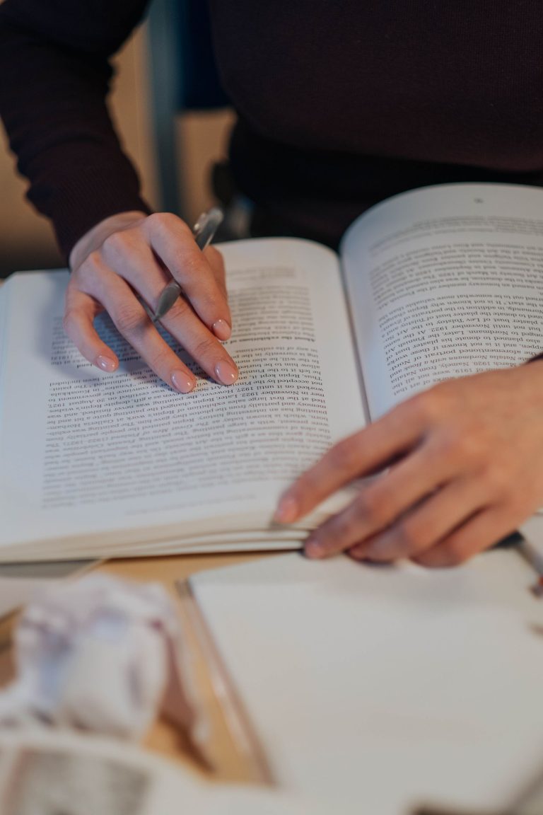 Pessoa lendo e fazendo anotações em um caderno